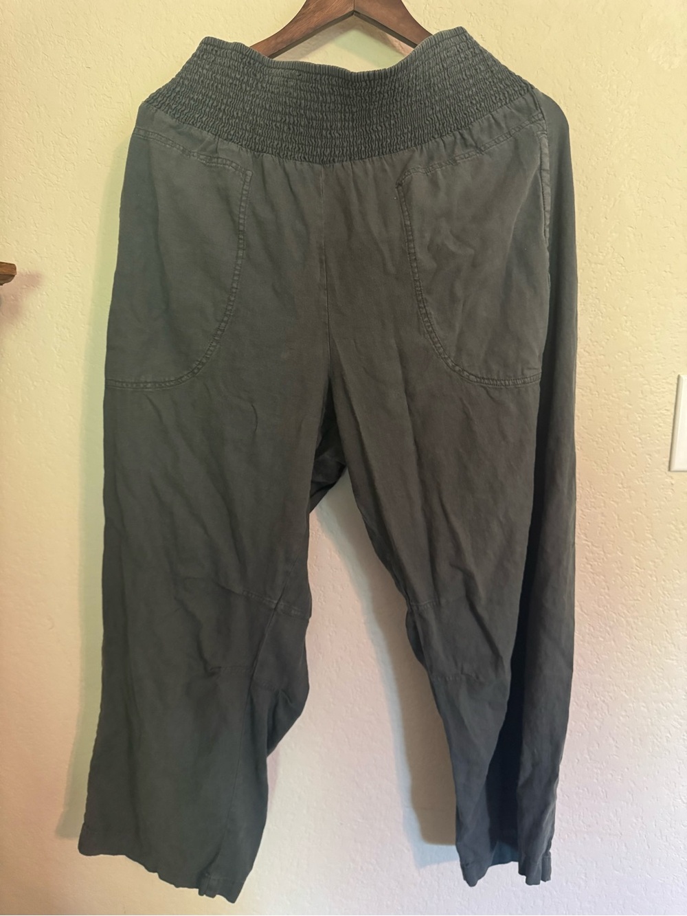 Pilcro Women's Smocked-Waist Cropped Pants in Olive Green